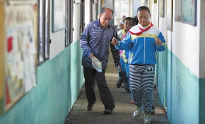 学生的幸福,就是张孝东最大的幸福 本组图片本报记者 孙晶磊 摄