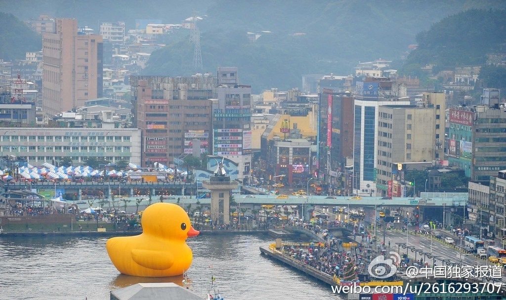 大黄鸭游进基隆港 游客冒雨观赏(图)-中国学