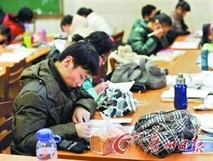 考研大纲有变：超八成学生选报班应考src="http://y3.ifengimg.com/4fd9656bff9dab77/2013/1105/ori_5278492b16678.jpeg"