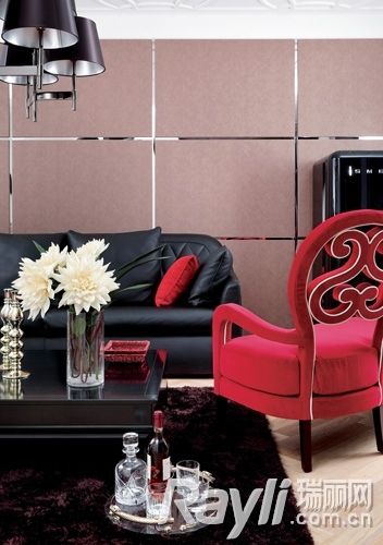 酒红色座椅和靠包小比例点睛黑色质感空间　