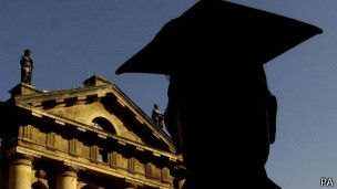 英国政府希望更多的年轻人能进大学。(BBC中文网)