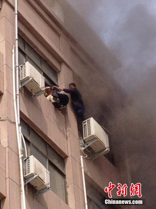 商丘虞城一酒店发生火灾 2男子6楼骑窗救出被