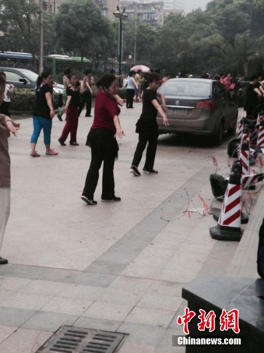 武汉小区居民投诉广场舞 物业拉起铁丝网被舞