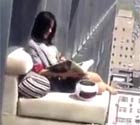 北京美女23楼悬空坐沙发