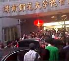 军人开20辆车大学求婚