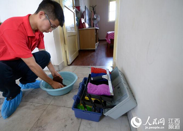 南昌90后大学生当保洁员 看书充电未来想当