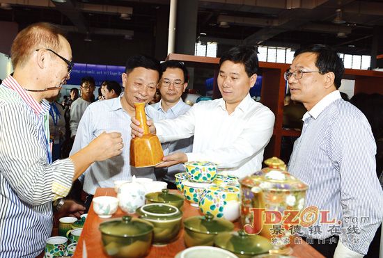 钟志生察看景德镇瓷博会:树立精品服务意识