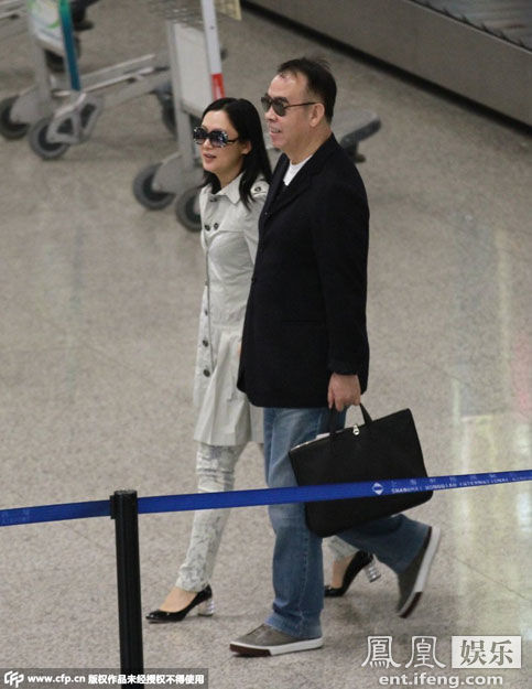 陈凯歌陈红夫妇现身机场 简装出行挽手秀恩爱(图)_海南频道_凤凰网