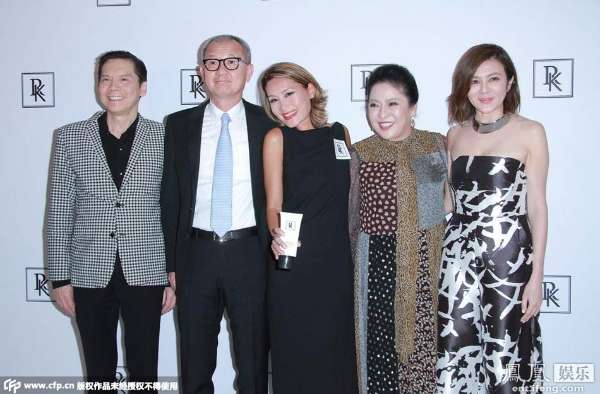 53岁关之琳与富商男友罕见同台 隔人站羞涩避