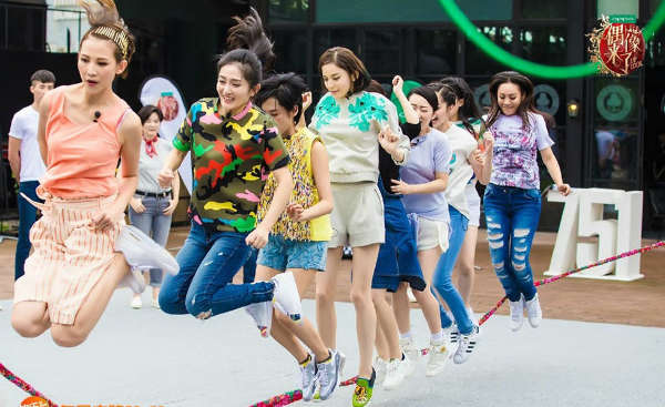 《偶像来了》女神“跳大绳” 磨练默契度