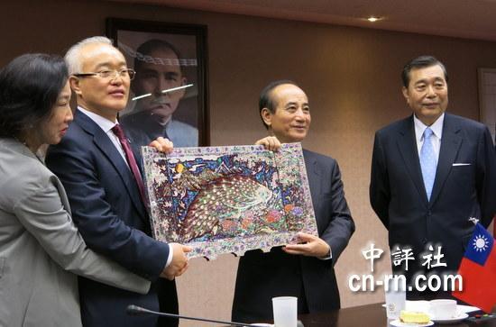 韩企代表访王金平行跪拜大礼赞其是政治之神(