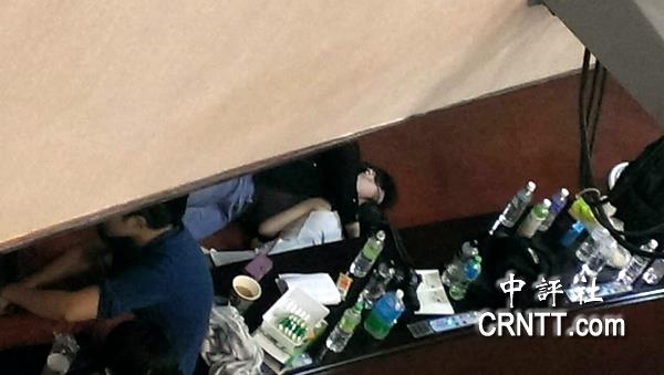 台湾立法院内情侣钻到桌子底下接吻