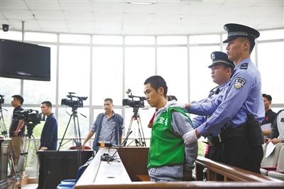 昨日，被告人王洪亮在深圳市宝安区人民法院听取宣判。新华社发