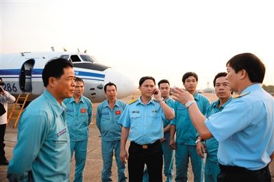 9日，越南救援人员正在商议救援事宜。