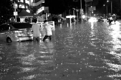 广东暴雨成灾已致11人遇难 深圳机场遭打砸(图)