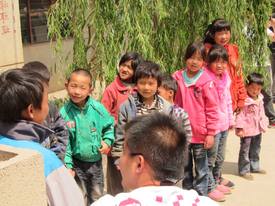 关注云南干旱，昆明依诺磁砖真情旱区行