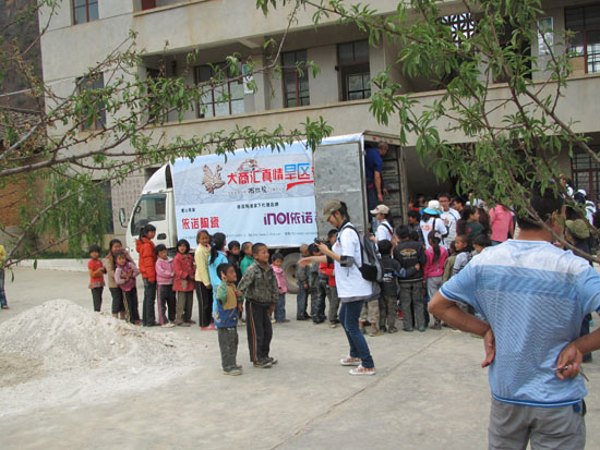 关注云南干旱， 昆明依诺磁砖真情旱区行