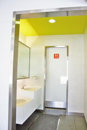 女士上厕所男子闯进来 餐厅男女共用卫生间引