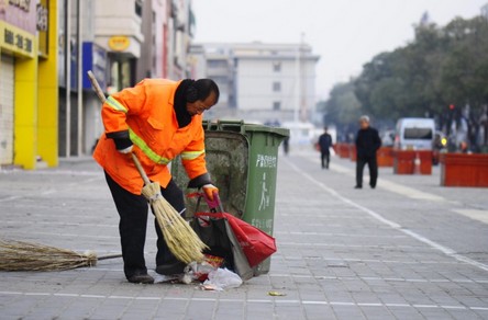 清洁工在清理街道垃圾.(图/延杨红