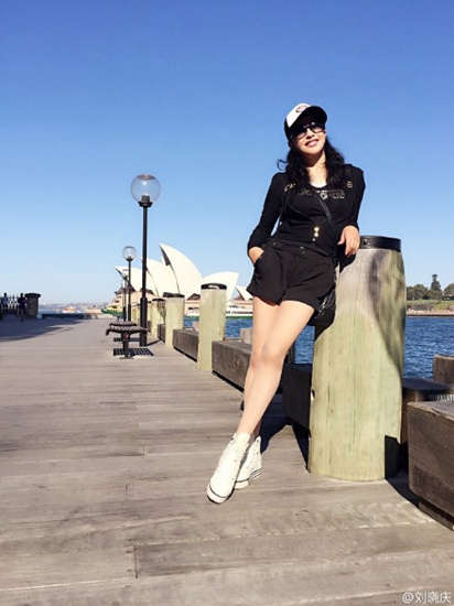 刘晓庆<em>穿短裤</em>站海边 姿态优雅美腿修长(图)_厦