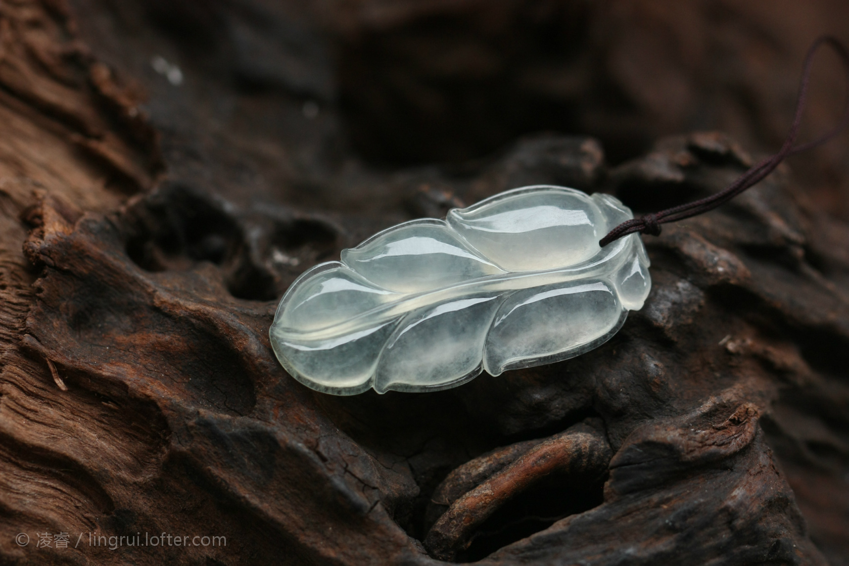 甚至可以镶嵌各类宝石,制作出各类翡翠树叶吊坠,手链,项链,耳坠,胸针图片