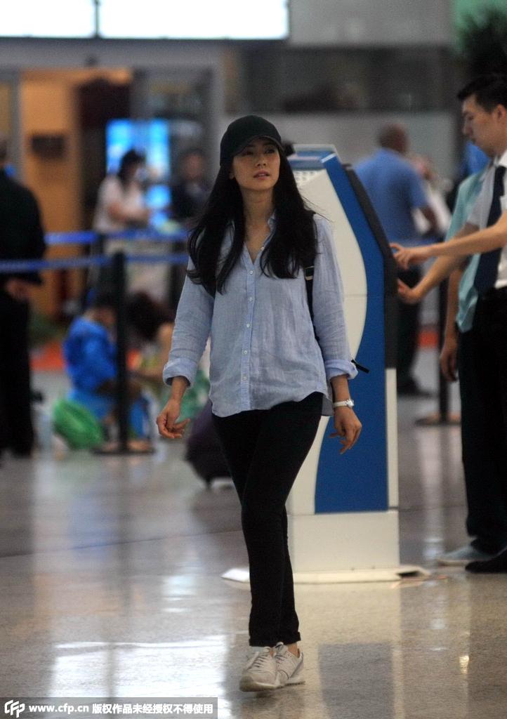 高圆圆双肩背似清纯<em>学生妹</em> 见偷拍忙闪躲婚戒