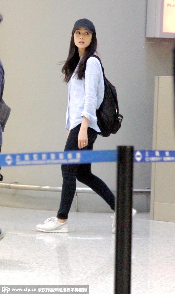 高圆圆双肩背似清纯<em>学生妹</em> 见偷拍忙闪躲婚戒