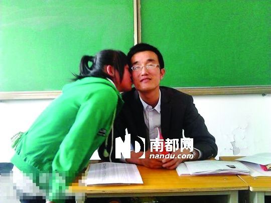 甘肃一中学教师与学生亲吻照，近日在网上引争议。