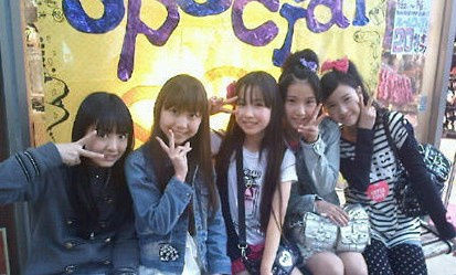 日本小学生的超龄早熟打扮引争议-中国学网-中国IT综合门户网站