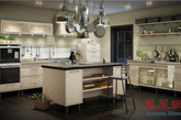 瑞典品牌Marbodal打造高端厨房，把迷人的设计风格和高功能性相互融合。任何一款厨房都可以用于社交和准备膳食。功能包括高档家用电器，充足的储蓄柜以及精美的设计细节。（实习编辑何丽晴）