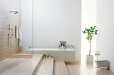 来自日本家居厂商TOTO的浴室设计。木制家具、地板和墙壁能为沐浴者营造出更为自然的轻松愉快气氛。宽广空间和各种功能性的聚合，使其成为一个完美的休息放松空间。（实习编辑：容少晖）