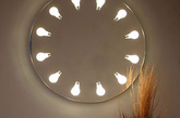 5.“莫雷诺虚荣环路”镜子钟
由IRIS设计室设计。“莫雷诺虚荣环路”的设计灵感来自南美洲的同名冰川。这一轮魔镜拥有12个照亮灯泡，更像是一个镜子钟的样子。 