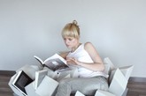 Manet 看上去根本不像一把椅子，设计师 Marta Szymkowiak 把它比喻成被放大的草丛，上面坐垫的部分由长而软的聚氨酯泡沫制成，颇有几何感。使用者不拘姿势，因为“坐垫”自己会去适应这个姿势，并把重量传递到椅子下方。“草叶”之间的地方可以放一些书籍，拿的时候很方便。（实习编辑：容少晖）