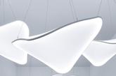 Barrisol – Lovegrove Manta 灯
设计师 Ross Lovegrove 设计这款灯的灵感来源于水母在水中轻轻飘荡的形状。灯的掐丝铝制框架设计搭配吊灯常用的半透明材质使其具有一种优雅地神秘感。（实习编辑：刘嘉炜）