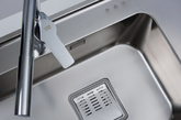 Intra Eligo 水槽

由 Propeller Design AB 设计的这款水槽可不是一个简单的水槽，它具有一个触控面板，智能到下水管。在加上专门的滤水水槽设计，不仅能提供一个更干净卫生的水槽环境，还能让女生爱上厨房。（实习编辑：刘嘉炜）