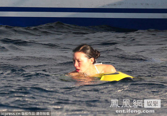 44岁邓文迪海岛素颜度假被拍(图)