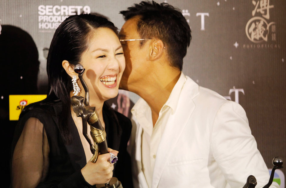 2013年4月13日，第32届香港电影金像奖举行，梁家辉、杨千嬅获影帝影后。在后台，杨千嬅获梁家辉献吻。