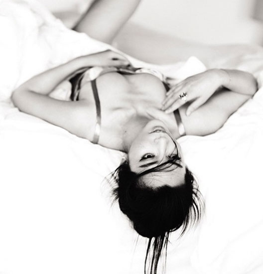 李冰冰大尺度写真曝光 床上秀事业线(图)