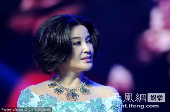 58岁刘晓庆穿紧身裙 大秀丰腴身材(图)