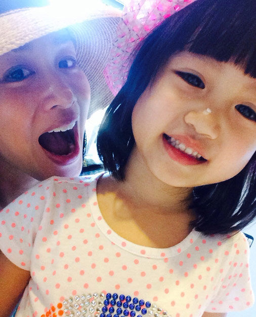 2月6日是女星钟丽缇的小女儿Cayla的四岁生日，女神一早便在微博上开心分享Cayla手捧元宝甜甜微笑的超萌照片，并大呼“So Happy today， together ，and forever！”
