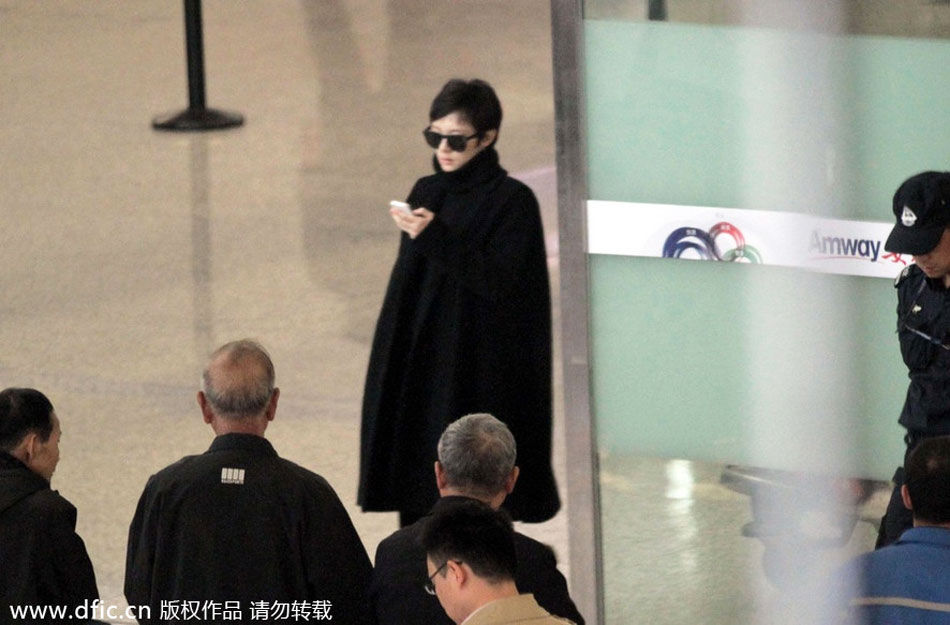 准妈妈背影现身大衣黑图片遮孕肚(图)微信短发孙俪大全机场图片