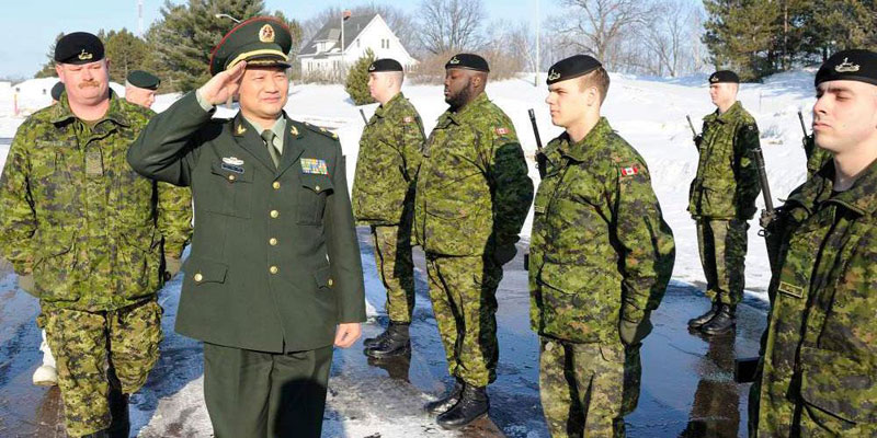 沈阳军区少将检阅加拿大龙骑兵 参观特殊装备