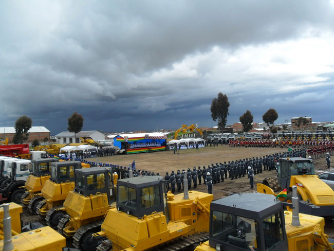 中国向玻利维亚交付大批机械设备 总统亲自试