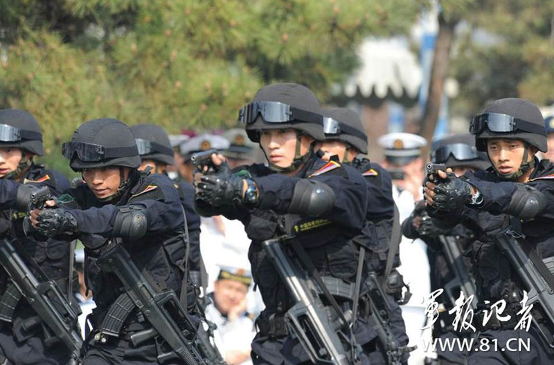 中俄海军特战队员举行表演 庆人民海军成立63周年_军事频道_凤凰网