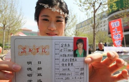 <em>滨州</em>女<em>大学</em>生身穿婚纱街头炒酸奶 引路人围观