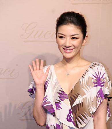 而上周刚被发现在香港看豪宅准备买大屋的黄奕估计也是希望借香港人