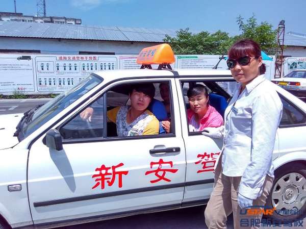新安驾校给学员借力的女教练员陈凤