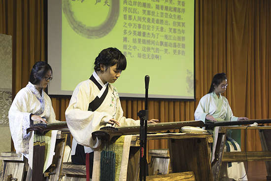 学生身着汉服弹奏古琴图片