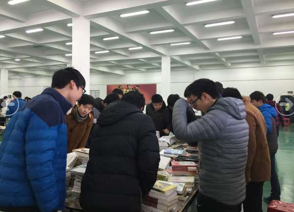 六安一中举办博览书香 温馨校园图书展览活动