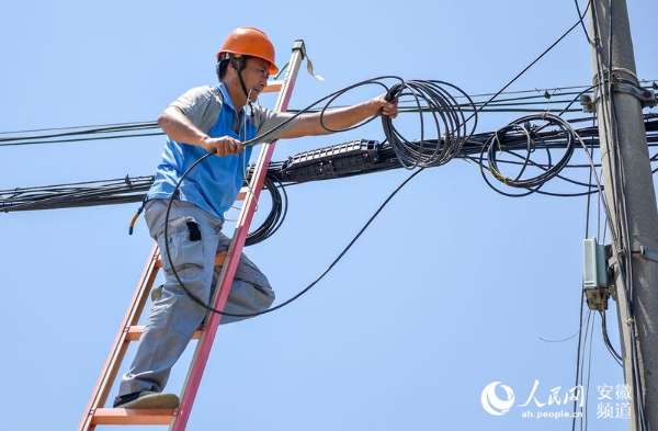 高温下劳作的通讯线路保障者(组图)